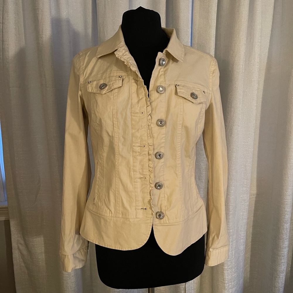 Light denim ivory jacket. Rhinestone buttons, fitted silhouette.